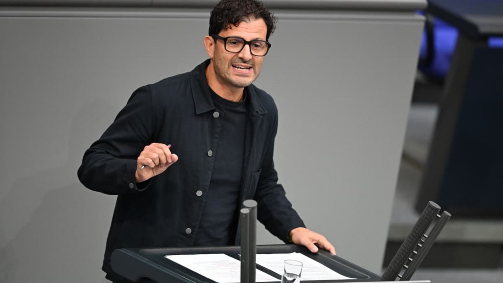 Luigi Pantisano, Parteivorsitzender Die Linke, spricht im Bundestag.Michael Brandt/dpa