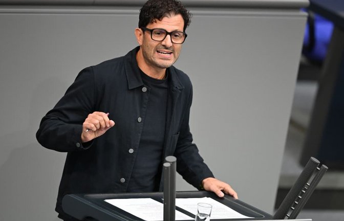 Luigi Pantisano, Parteivorsitzender Die Linke, spricht im Bundestag.<span class='image-autor'>Michael Brandt/dpa</span>