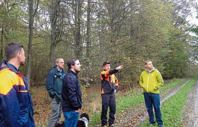 Hendrik von Riewel (mit Hund) lässt sich von den Förstern Theo Wöhr und Burkhard Böer sowie Forstwirtschaftsmeister Uwe Beck und Lars Roller von der Stadt Sachsenheim den Wald zeigen. Foto: p