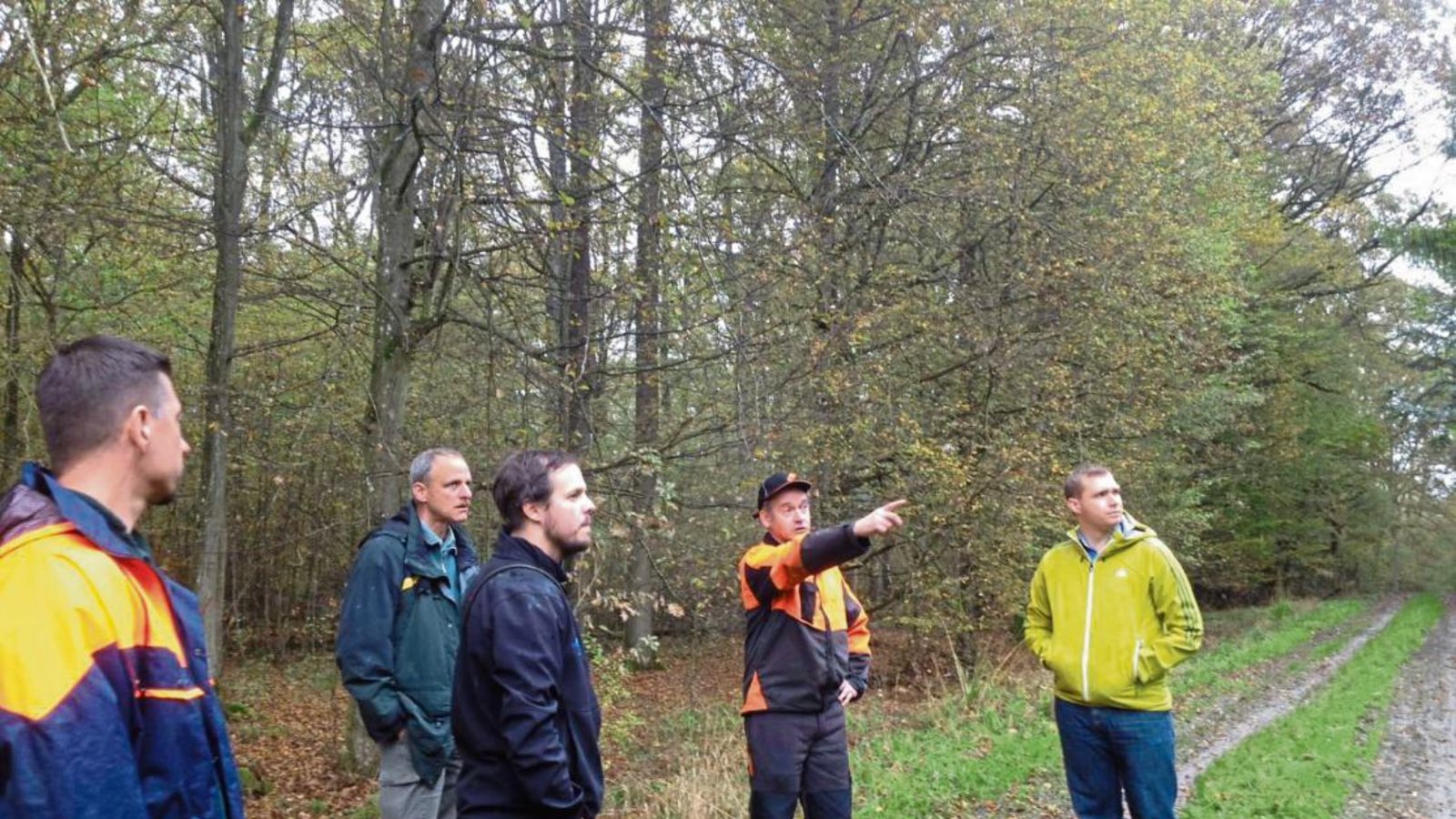 Hendrik von Riewel (mit Hund) lässt sich von den Förstern Theo Wöhr und Burkhard Böer sowie Forstwirtschaftsmeister Uwe Beck und Lars Roller von der Stadt Sachsenheim den Wald zeigen. Foto: p Hendrik von Riewel (mit Hund) lässt sich von den Förstern Theo Wöhr und Burkhard Böer sowie Forstwirtschaftsmeister Uwe Beck und Lars Roller von der Stadt Sachsenheim den Wald zeigen. Foto: p