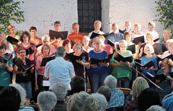 Der Kirchernchor in der Kelter. Fotos: Pfisterer