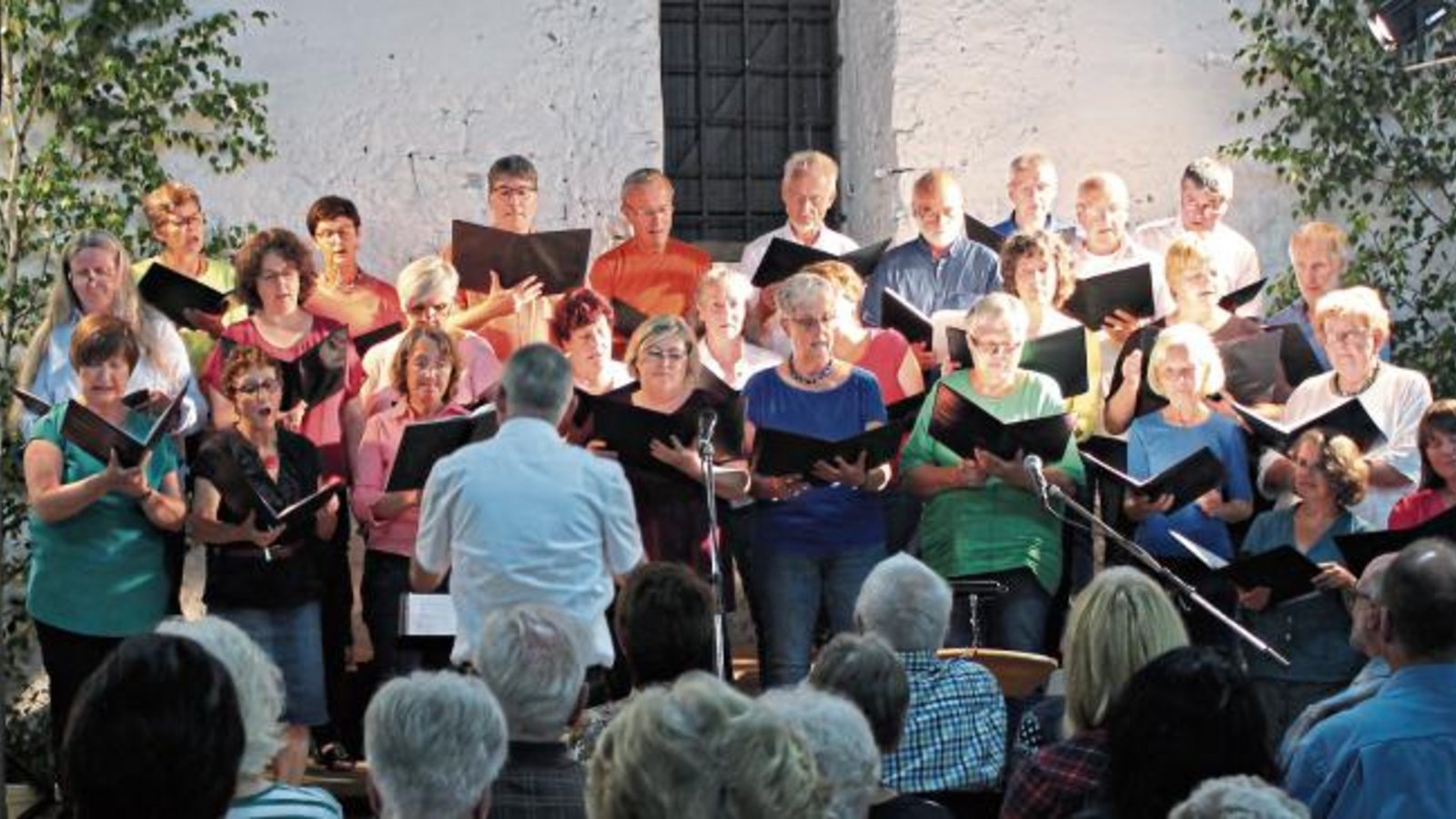 Der Kirchernchor in der Kelter. Fotos: Pfisterer Der Kirchernchor in der Kelter. Fotos: Pfisterer