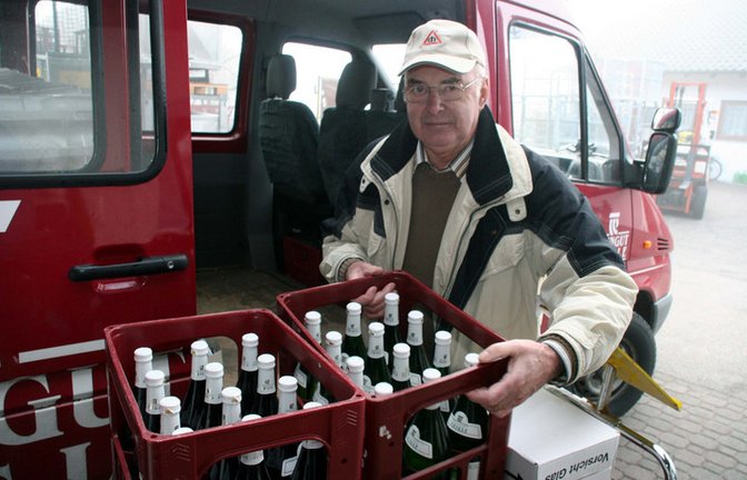 Willi Faigle fährt Weinkisten zu den Kunden aus. Foto: Elsässer