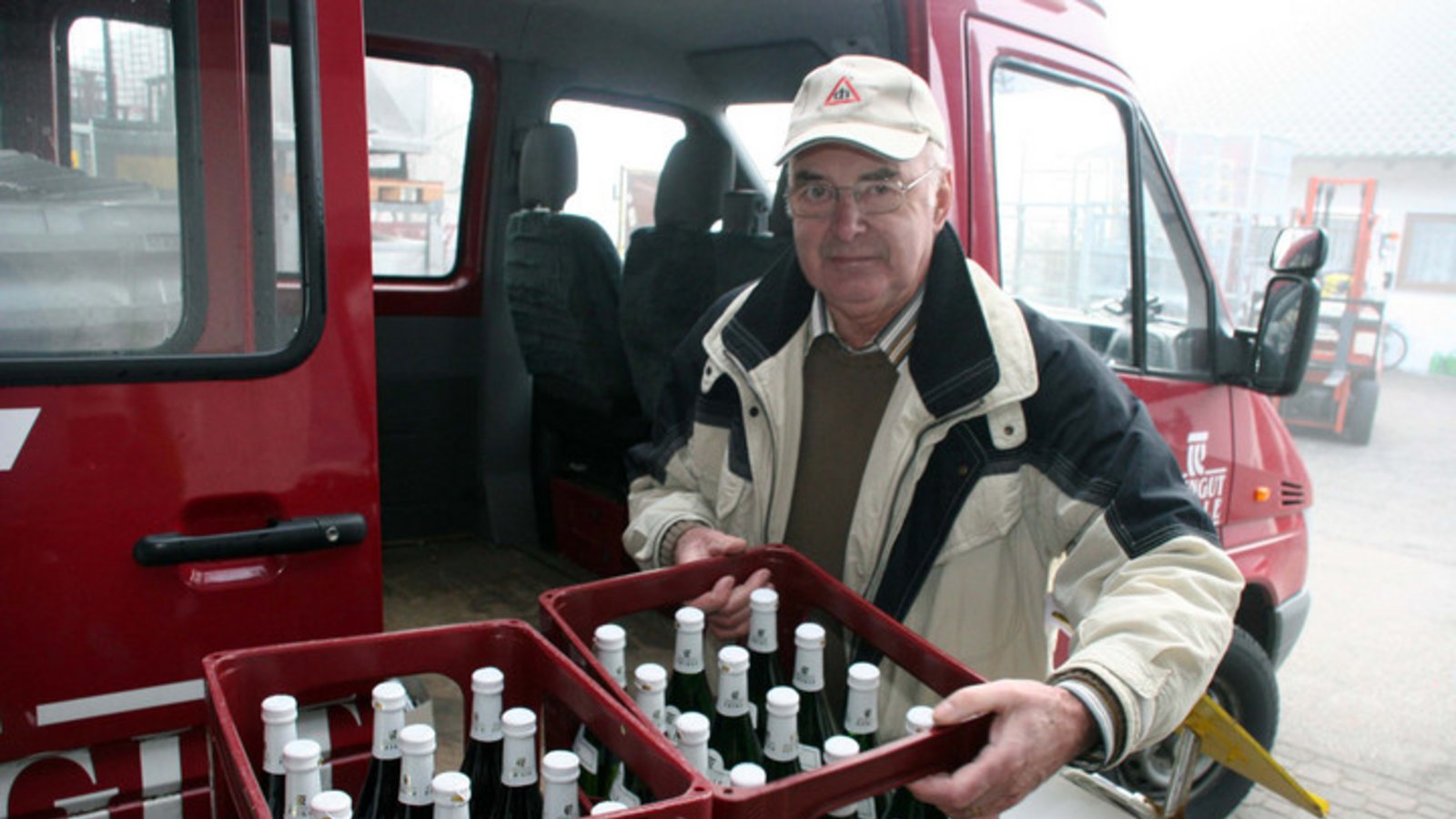 Willi Faigle fährt Weinkisten zu den Kunden aus. Foto: Elsässer Willi Faigle fährt Weinkisten zu den Kunden aus. Foto: Elsässer