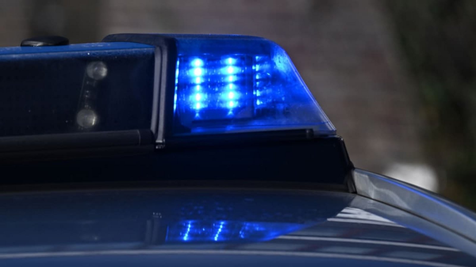 Nach Angaben der Polizei ging die junge Frau mit den Fäusten auf eine 28 Jahre alte Polizistin zu und versuchte, sie zu schlagen.Bernd Weißbrod/dpa/Symbolbild Nach Angaben der Polizei ging die junge Frau mit den Fäusten auf eine 28 Jahre alte Polizistin zu und versuchte, sie zu schlagen.Bernd Weißbrod/dpa/Symbolbild
