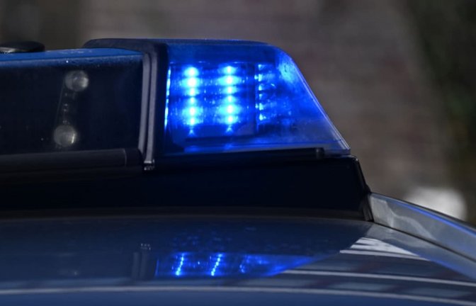 Nach Angaben der Polizei ging die junge Frau mit den Fäusten auf eine 28 Jahre alte Polizistin zu und versuchte, sie zu schlagen.<span class='image-autor'>Bernd Weißbrod/dpa/Symbolbild</span>