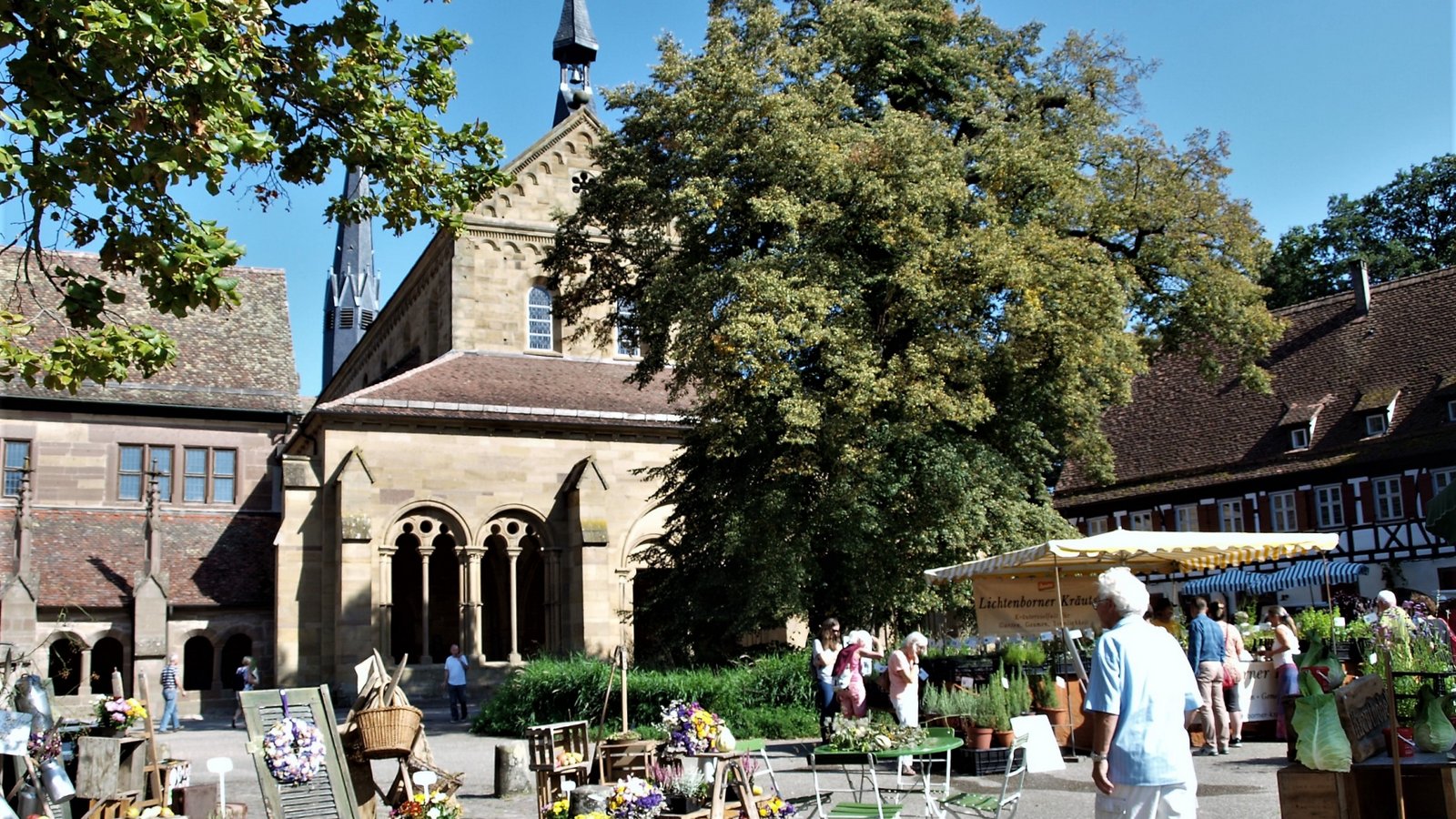 Große Auswahl beim Kräuter- und Erntemarkt im Klosterhof in Maulbronn. Foto: Filitz Große Auswahl beim Kräuter- und Erntemarkt im Klosterhof in Maulbronn. Foto: Filitz