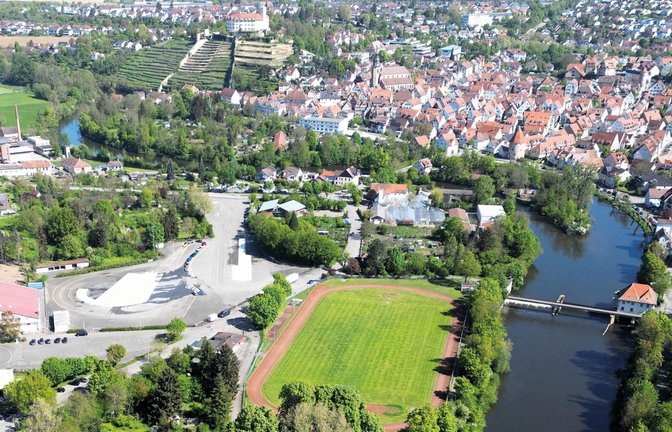Hier wird sich bis 2029 einiges tun: Das Areal der künftigen Gartenschau Vaihingen umfasst unter anderem das brachliegende Gelände der ehemaligen Leimfabrik Häcker (auf dem Bild: Mitte links), die gegenüberliegenden historischen Bürgergärten, das Areal der ehemaligen Gärtnerei Weller (oberhalb des Sportplatzes) sowie die künftigen Enzterrassen mit den zu überplanenden Sportanlagen Egelsee.  Archivfoto: Küppers
