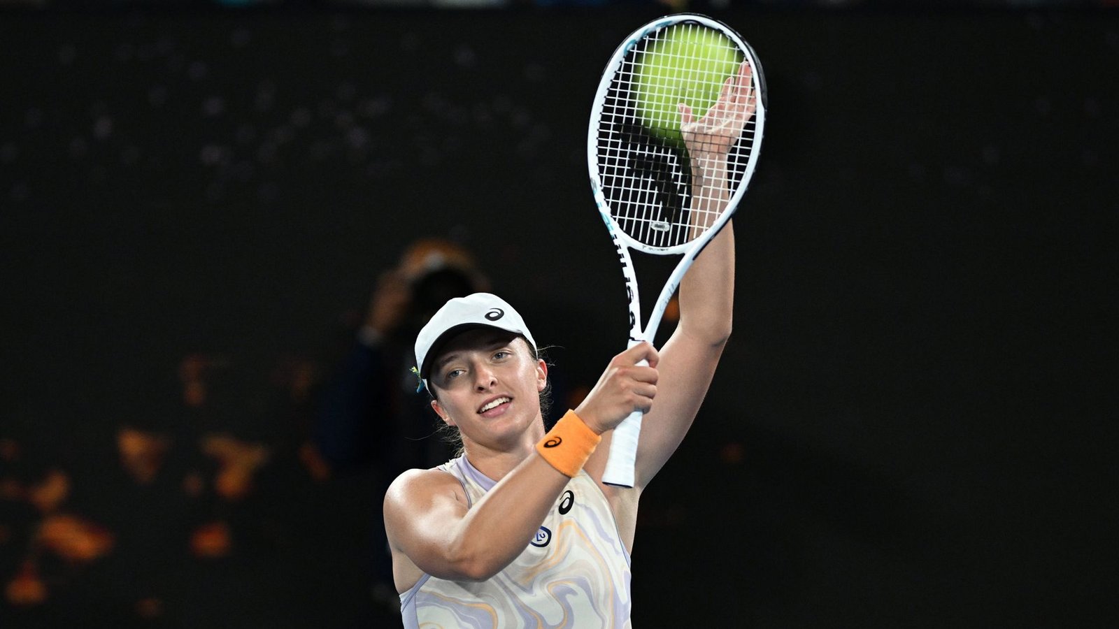 Iga Swiatek, die Rekordfrau: Mit den Titeln bei den French Open 2020 und 2022 sowie bei den US Open 2022 hat die Weltranglisten-Erste aus Polen die meisten Grand-Slam-Siege aller Teilnehmerinnen beim Porsche Grand Prix vorzuweisen. Mit 54 Wochen auf Platz eins der Weltrangliste hat sie die Spitzenposition zudem am längsten inne.Foto: dpa