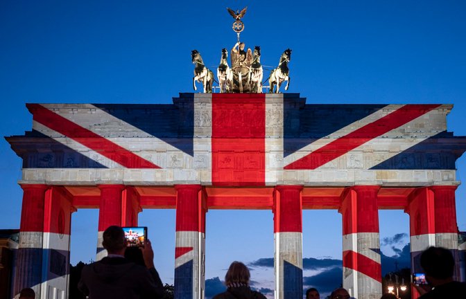Das Brandenburger Tor wird anlässlich des Ablebens von Königin Elizabeth II. in den Farben der britischen Nationalflagge angeleuchtet.<span class='image-autor'>Foto: Fabian Sommer/dpa</span>