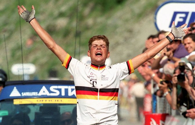 Das letzte Mal in Weiß: Nach dem Sieg in Andorra hat Jan Ullrich bei der Tour 1997 nur noch Gelb getragen.<span class='image-autor'>Foto: picture alliance/dpa/Gero Breloer</span>