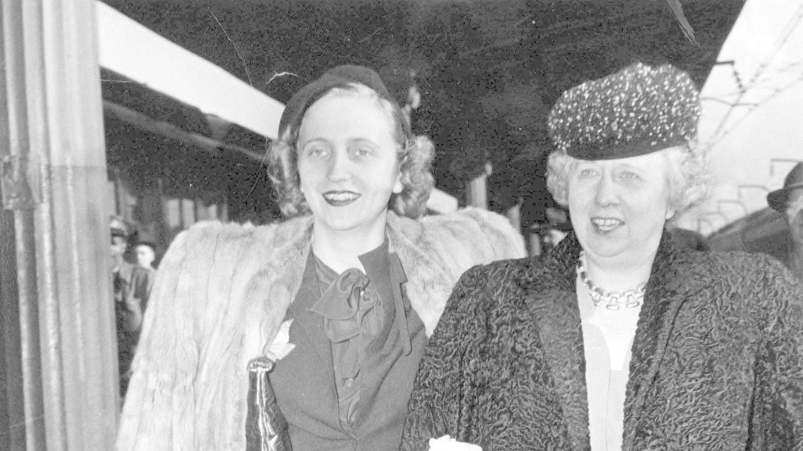 Bess Truman (First Lady von 1945 bis 1953): Ihr Mann Henry Truman bezeichnete Bess als „Boss“ – und seine Tochter (links) als „Boss vom Boss“. Im Weißen Haus fühlte sich Bess unwohl; es mangelte ihr an Privatsphäre. Sie war erleichtert, als sie 1953 Washington den Rücken kehren konnte.Foto: imago images / ZUMA Wire