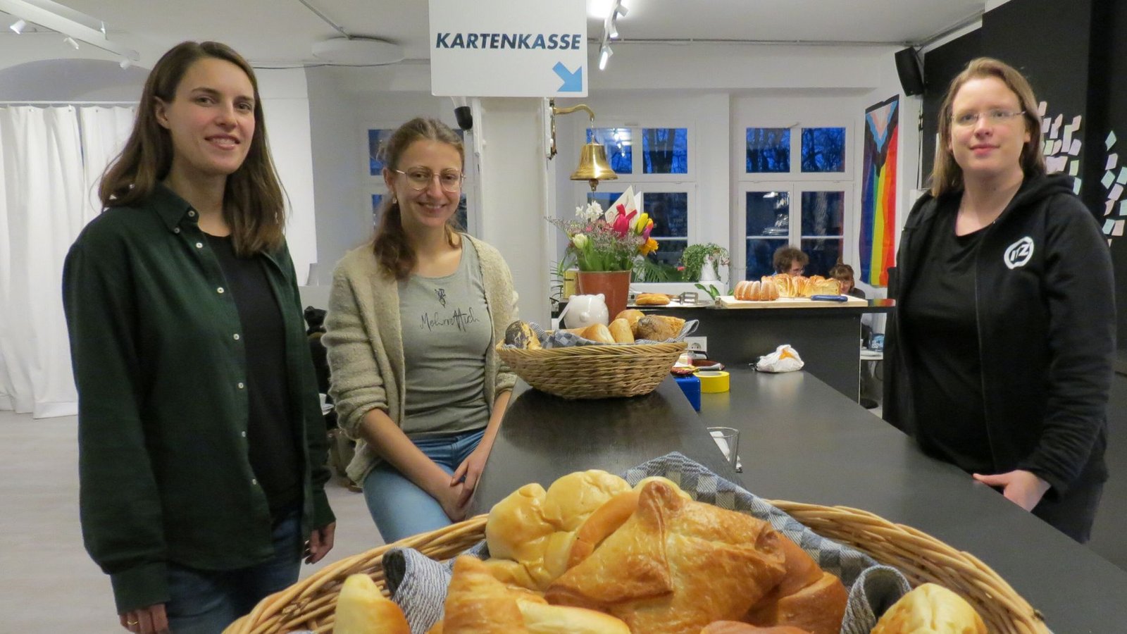 Der Verein Mehrrettich um Franziska Kern und Sophia Geiger (v. l.) ist derzeit zu Gast im Tübinger Zimmertheater, hier vertreten durch Rike Öhm (r.)Foto: Judith A. Sägesser Der Verein Mehrrettich um Franziska Kern und Sophia Geiger (v. l.) ist derzeit zu Gast im Tübinger Zimmertheater, hier vertreten durch Rike Öhm (r.)Foto: Judith A. Sägesser