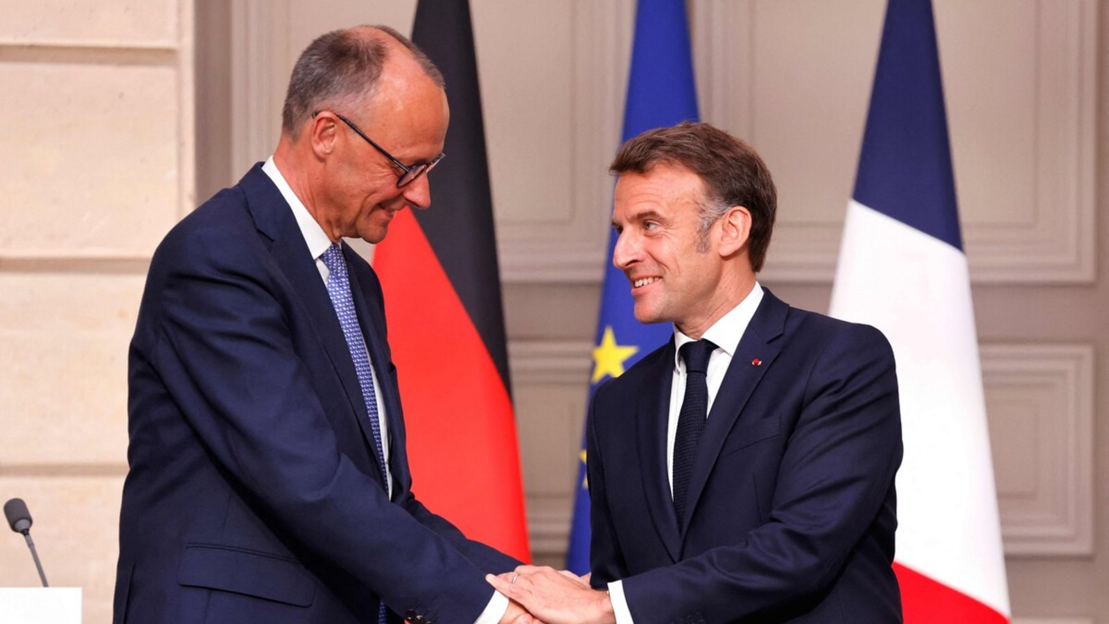 Herzliche Gesten: Friedrich Merz und Emmanuel MacronFoto: LUDOVIC MARIN/AFP Herzliche Gesten: Friedrich Merz und Emmanuel MacronFoto: LUDOVIC MARIN/AFP