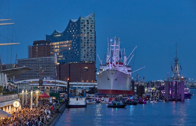Hamburg feiert seinen 835. Hafengeburtstag. An den Landungsbrücken versammelten sich Tausende Besucher, um ein Feuerwerk und ein Konzert zu sehen. Auf einer schwimmenden Bühne trat die Band Scooter um Frontmann H.P. Baxxter auf.<span class='image-autor'>Foto: Georg Wendt/dpa</span>
