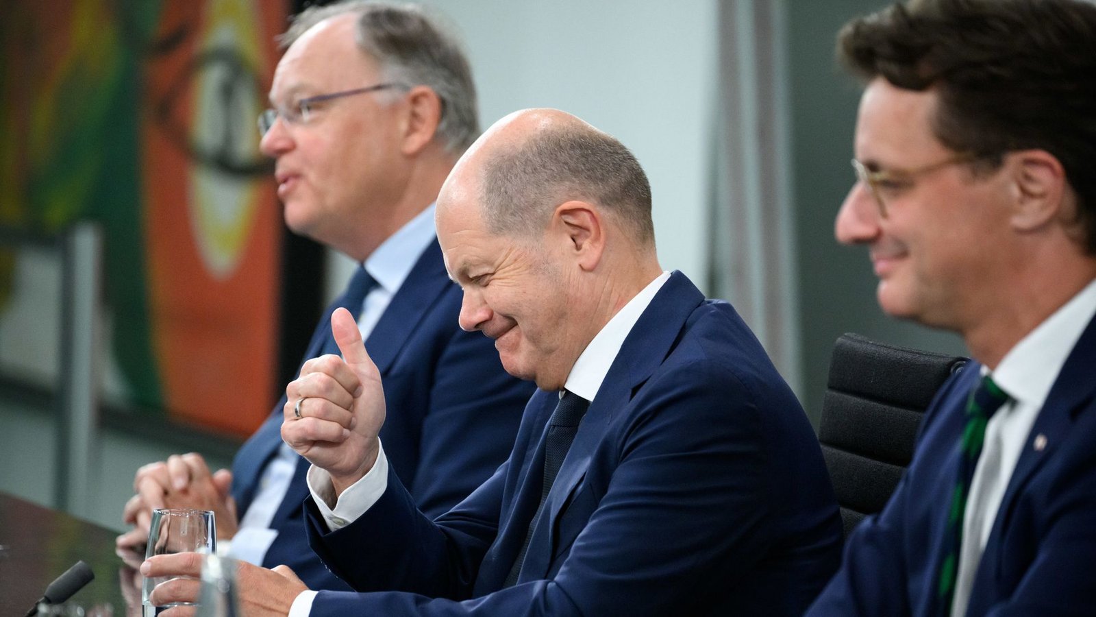 Kanzler Scholz mit den Ministerpräsidenten Weil (l.) und Wüst (r.) : Nicht nur beim Thema Migration werden harte Verhandlungen erwartetFoto: dpa/Bernd von Jutrczenka