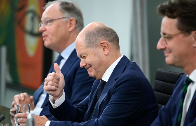 Kanzler Scholz mit den Ministerpräsidenten Weil (l.) und Wüst (r.) : Nicht nur beim Thema Migration werden harte Verhandlungen erwartet<span class='image-autor'>Foto: dpa/Bernd von Jutrczenka</span>