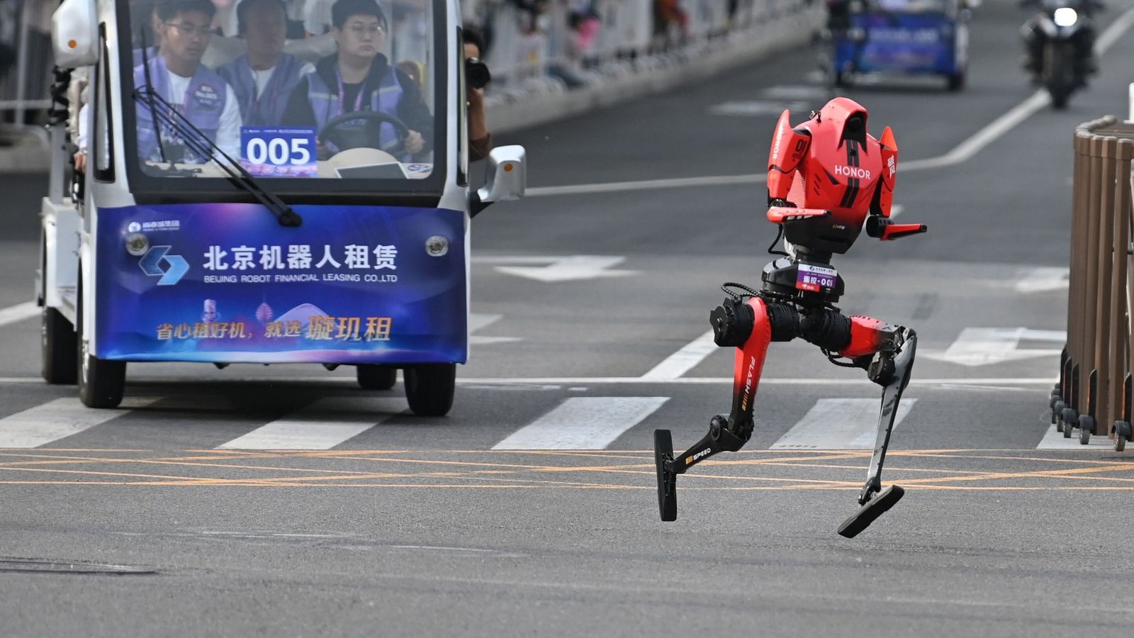 Der Roboter des Smartphone-Herstellers Honor war auch im Trainingslauf der Schnellste.Foto: Johannes Neudecker/dpa