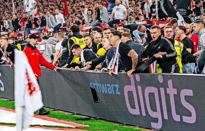 Einige VfB-Fans dringen gegen den BVB in den Innenraum ein.<span class='image-autor'>Foto: imago/Bahho Kara</span>