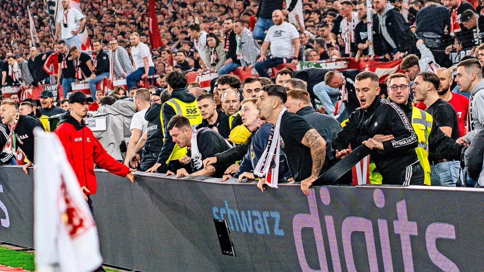 Einige VfB-Fans dringen gegen den BVB in den Innenraum ein.Foto: imago/Bahho Kara