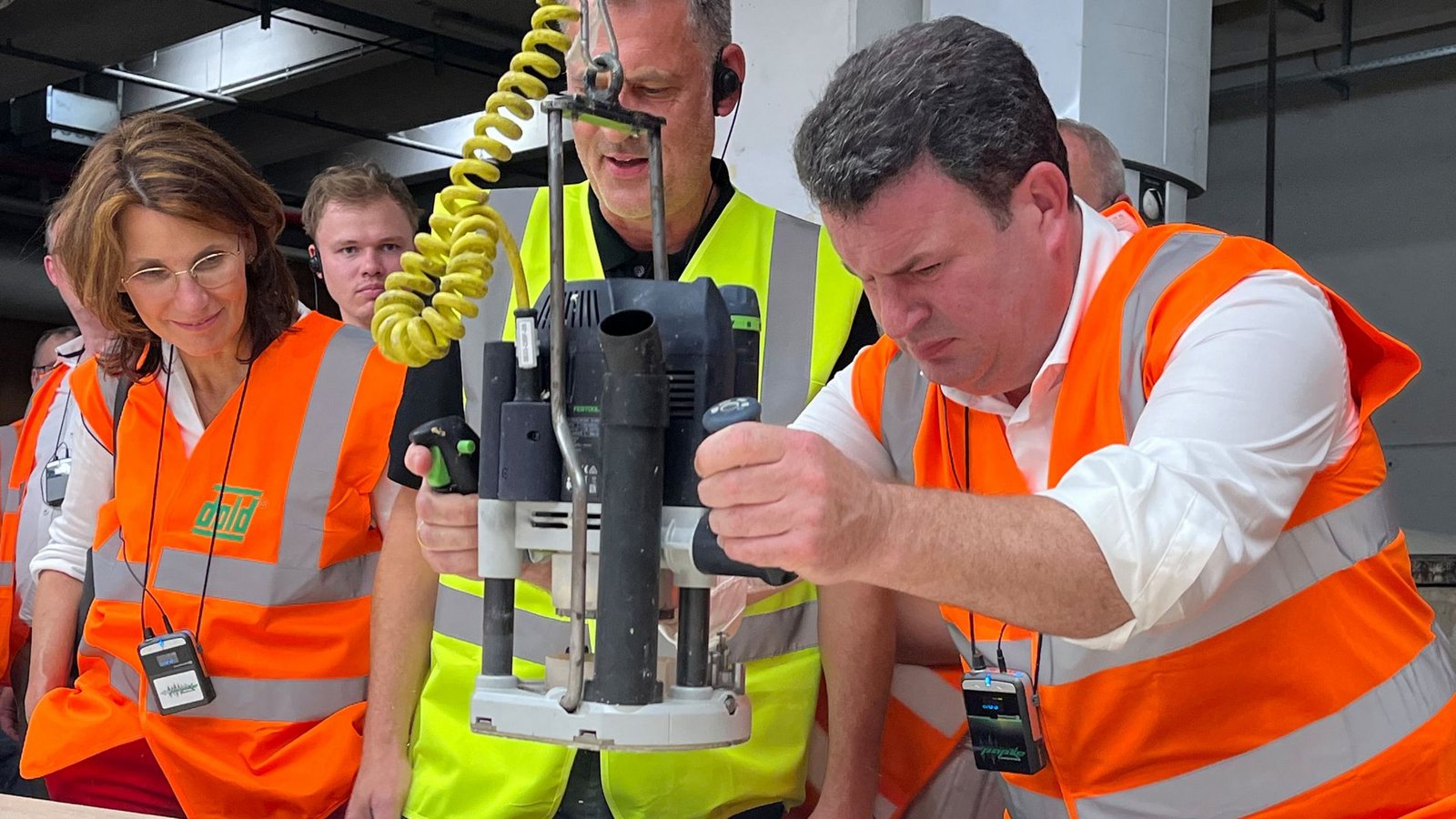 Es kommt auch auf die Feinheiten an: Arbeitsminister Hubertus Heil zu Besuch in einem Holzwerk.Foto: dpa/Basil Wegener Es kommt auch auf die Feinheiten an: Arbeitsminister Hubertus Heil zu Besuch in einem Holzwerk.Foto: dpa/Basil Wegener