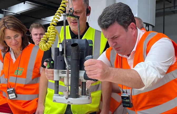 Es kommt auch auf die Feinheiten an: Arbeitsminister Hubertus Heil zu Besuch in einem Holzwerk.<span class='image-autor'>Foto: dpa/Basil Wegener</span>