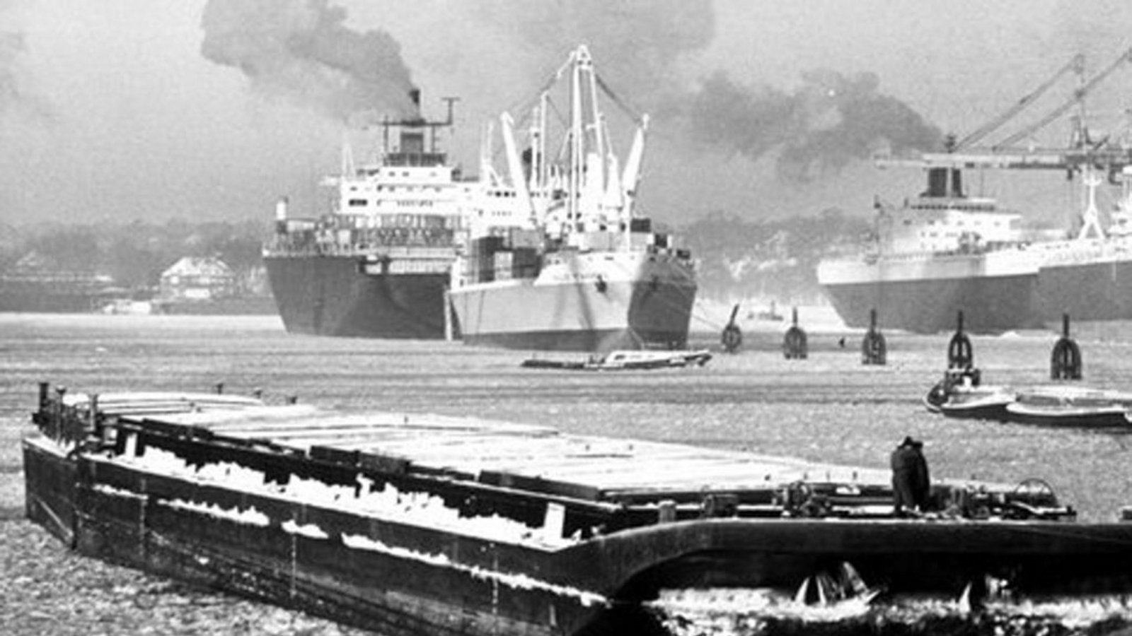 Frachtschiffe kommen auf der zugefrorenen Elbe nur im Schritttempo voran.Foto: dpa