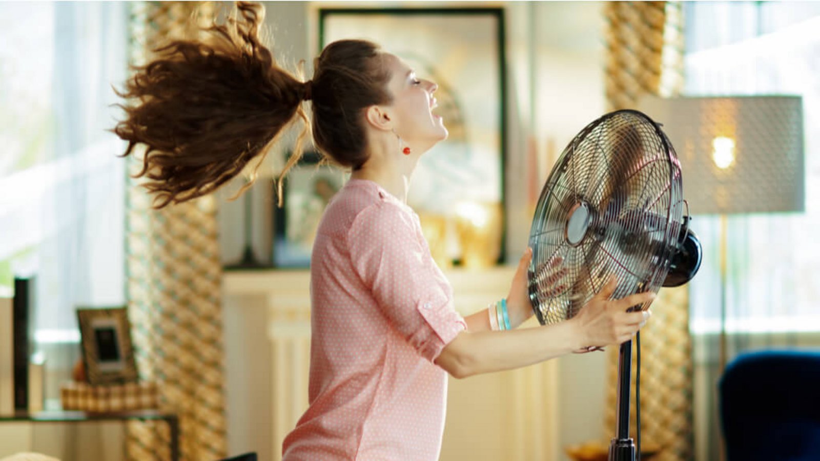 Erfahren Sie die wirkungsvollsten Tipps, um Ihre Wohnung im Sommer kühl zu halten. Mit einfachen Hausmitteln die einzelnen Räume kühlen.Foto: Alliance Images / Shutterstock.com Erfahren Sie die wirkungsvollsten Tipps, um Ihre Wohnung im Sommer kühl zu halten. Mit einfachen Hausmitteln die einzelnen Räume kühlen.Foto: Alliance Images / Shutterstock.com