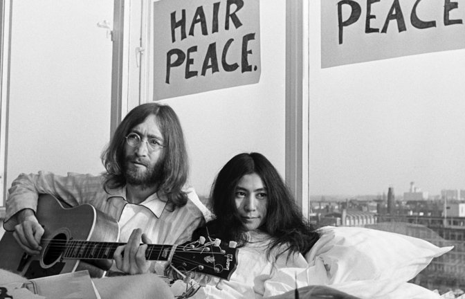 Mit Kurzhaarfrisur hätte die Bettperformance  von John Lennon und Yoko Ono eine völlig andere Wirkung gehabt.<span class='image-autor'>Foto: Nico Koster</span>
