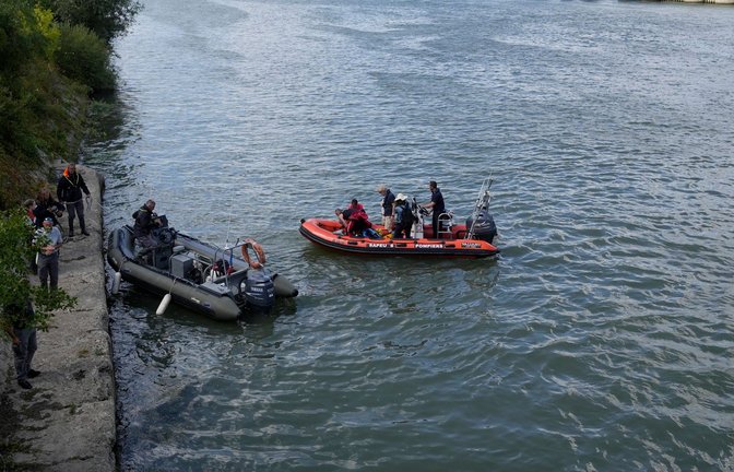 Die französische Feuerwehr benutzt Gummiboote, um einem Belugawal in der Seine zu folgen.<span class='image-autor'>Foto: Francois Mori/AP/dpa</span>