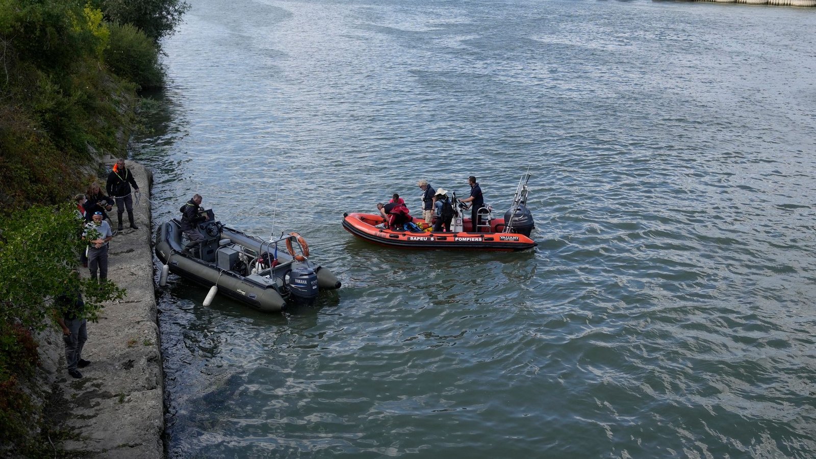 Die französische Feuerwehr benutzt Gummiboote, um einem Belugawal in der Seine zu folgen.Foto: Francois Mori/AP/dpa