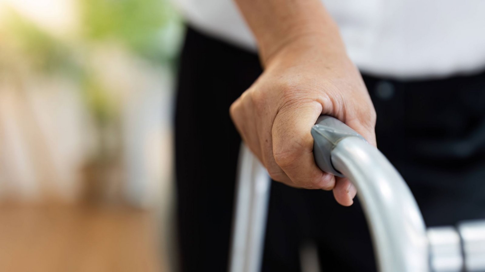 Die Verlängerung verlangt den Patienten viel Disziplin ab: Dehnübungen für die Muskulatur gehören zum Pflichtprogramm. Etwa ein Jahr nach einem Oberschenkeleingriff können die dann gewachsenen Patienten wieder mit Sport und Joggen anfangen.Foto: Imago//YAY Images Die Verlängerung verlangt den Patienten viel Disziplin ab: Dehnübungen für die Muskulatur gehören zum Pflichtprogramm. Etwa ein Jahr nach einem Oberschenkeleingriff können die dann gewachsenen Patienten wieder mit Sport und Joggen anfangen.Foto: Imago//YAY Images