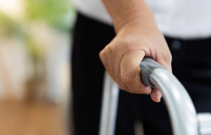 Die Verlängerung verlangt den Patienten viel Disziplin ab: Dehnübungen für die Muskulatur gehören zum Pflichtprogramm. Etwa ein Jahr nach einem Oberschenkeleingriff können die dann gewachsenen Patienten wieder mit Sport und Joggen anfangen.<span class='image-autor'>Foto: Imago//YAY Images</span>