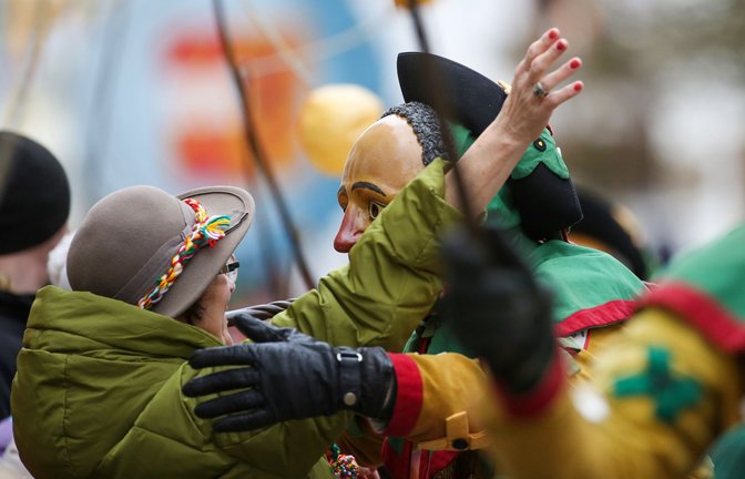 An Fasnacht kommt man sich unweigerlich nahe – ein Fest für Viren.<span class='image-autor'>Foto: dpa/Thomas Warnack</span>