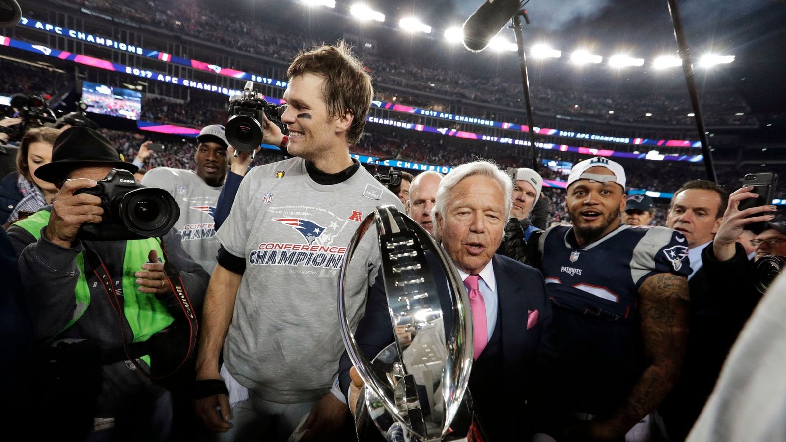 Lange Zeit eine erfolgreiche Verbindung: Tom Brady )l) und die New England Patriots mit Team-Besitzer Robert Kraft.Foto: David J. Phillip/AP/dpa