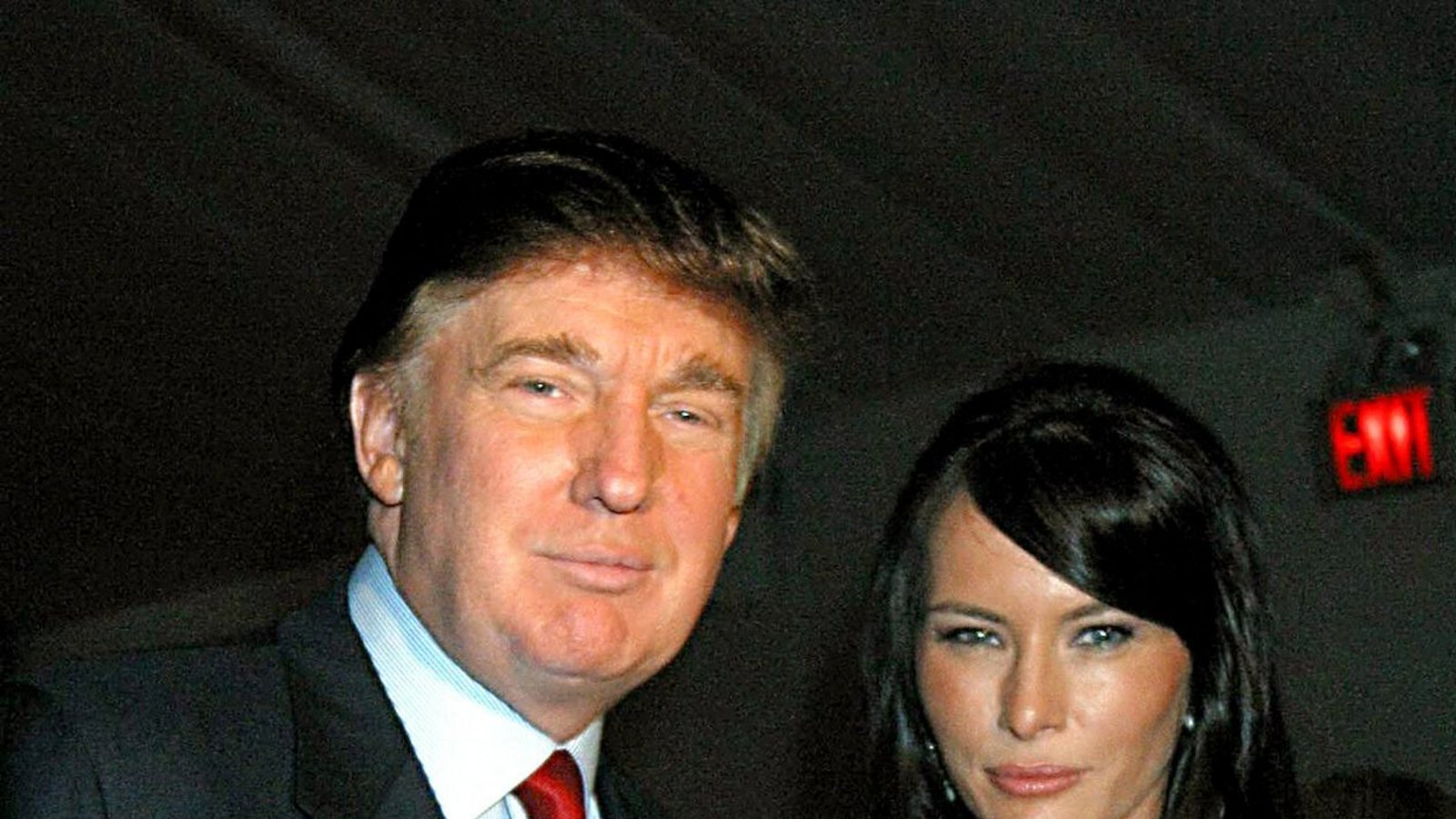 Szenen einer Ehe: Geboren wurde Melania Trump als Melanija Knavs in Slowenien, 1996 zieht das Fotomodell in Donald Trumps Heimatstadt New York. Auf einer Party lernt sie den Immobilienmogul kennen. Er ist fast 24 Jahre älter als sie – und zwei Mal geschieden. 2005 folgt die rauschende Hochzeit in Palm Beach.Foto: dpa/Miguel Rajmil Szenen einer Ehe: Geboren wurde Melania Trump als Melanija Knavs in Slowenien, 1996 zieht das Fotomodell in Donald Trumps Heimatstadt New York. Auf einer Party lernt sie den Immobilienmogul kennen. Er ist fast 24 Jahre älter als sie – und zwei Mal geschieden. 2005 folgt die rauschende Hochzeit in Palm Beach.Foto: dpa/Miguel Rajmil