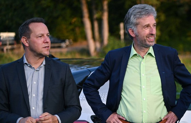 Der Tübinger Oberbürgermeister Boris Palmer, flankiert von Stadtwerke-Prokurist Hanno Brühl, hat in Starzach keinen leichten Stand gehabt.<span class='image-autor'>Foto: I/ago/Markus Ulmer</span>