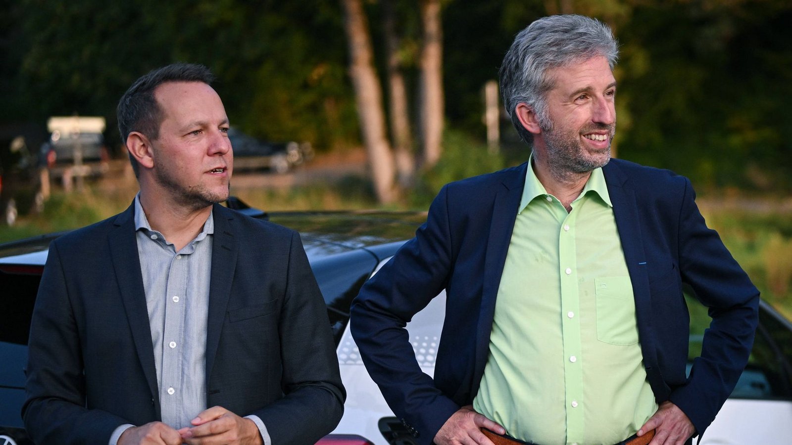 Der Tübinger Oberbürgermeister Boris Palmer, flankiert von Stadtwerke-Prokurist Hanno Brühl, hat in Starzach keinen leichten Stand gehabt.Foto: I/ago/Markus Ulmer Der Tübinger Oberbürgermeister Boris Palmer, flankiert von Stadtwerke-Prokurist Hanno Brühl, hat in Starzach keinen leichten Stand gehabt.Foto: I/ago/Markus Ulmer