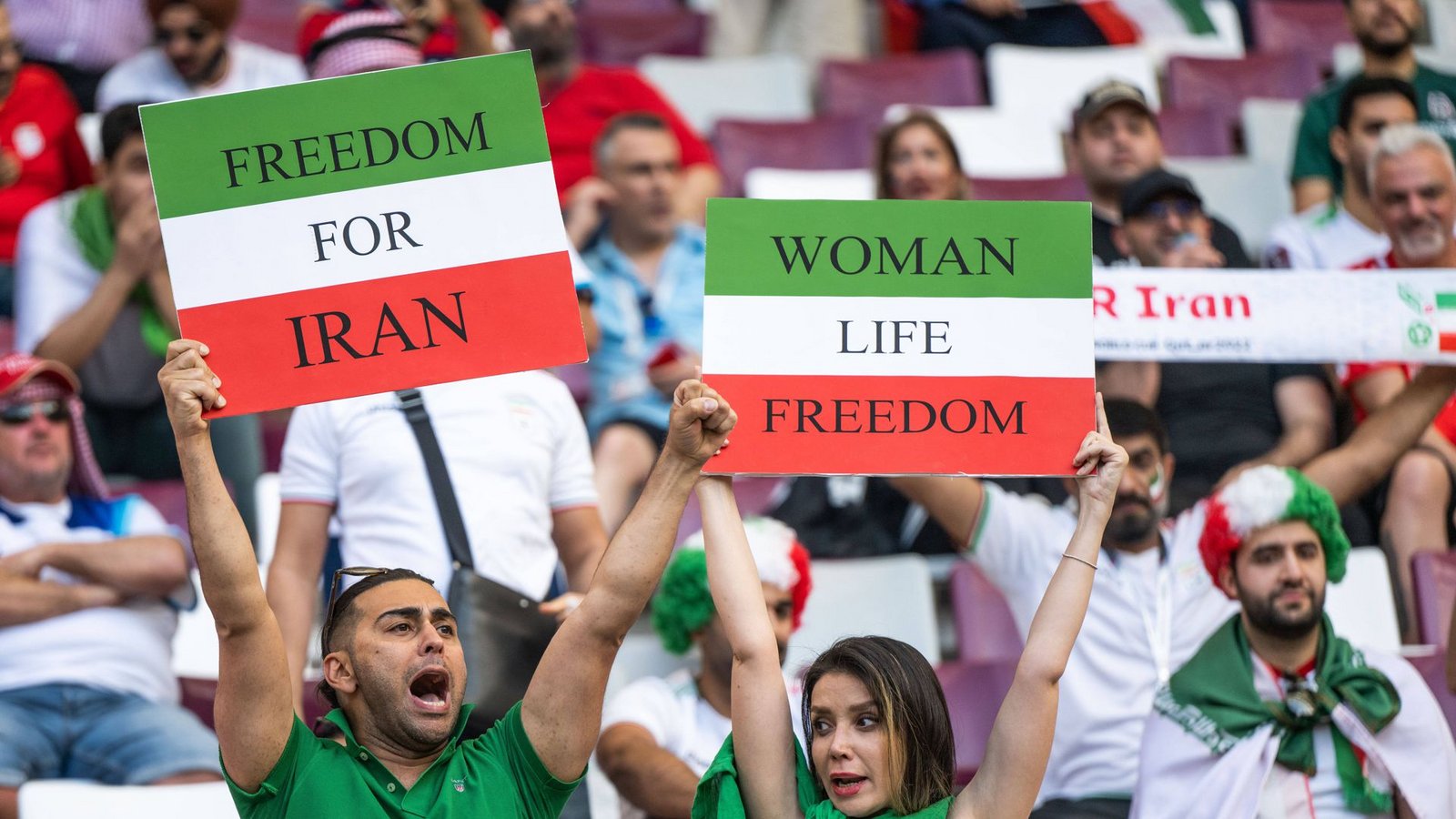 Auf den Rängen fordern Irans Fans Freiheitsrechte – unter anderem eine Frau ohne Kopftuch.Foto: IMAGO/Bildbyran/IMAGO/JOEL MARKLUND