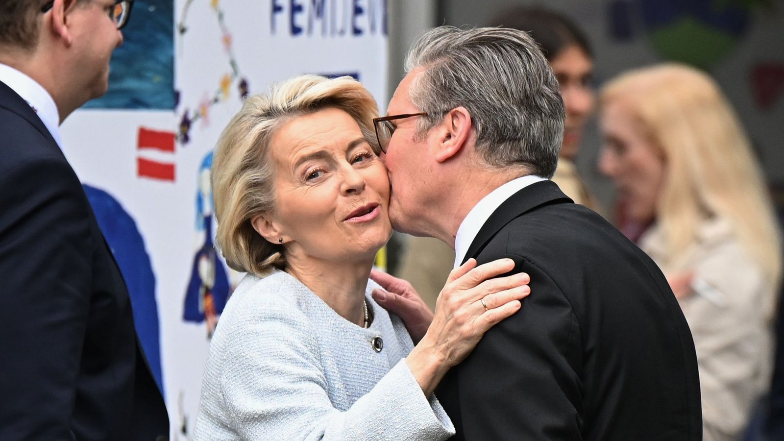 Der britische Premierminister Sir Keir Starmer und die Präsidentin der Europäischen Kommission, Ursula von der Leyen, begrüßen sich.Foto: Leon Neal/dpa Der britische Premierminister Sir Keir Starmer und die Präsidentin der Europäischen Kommission, Ursula von der Leyen, begrüßen sich.Foto: Leon Neal/dpa