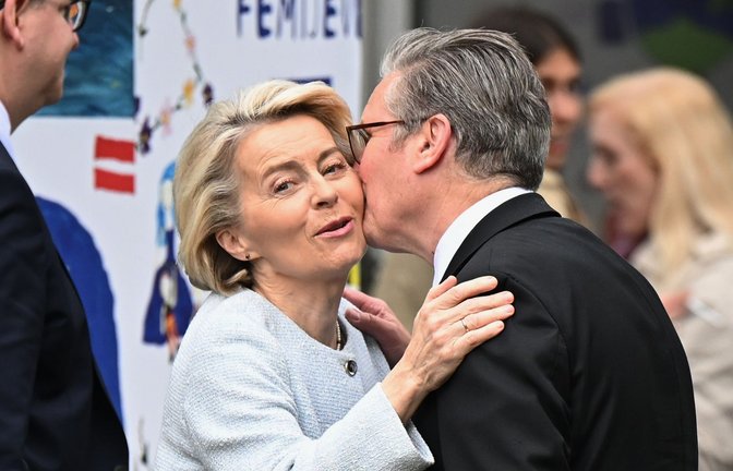 Der britische Premierminister Sir Keir Starmer und die Präsidentin der Europäischen Kommission, Ursula von der Leyen, begrüßen sich.<span class='image-autor'>Foto: Leon Neal/dpa</span>