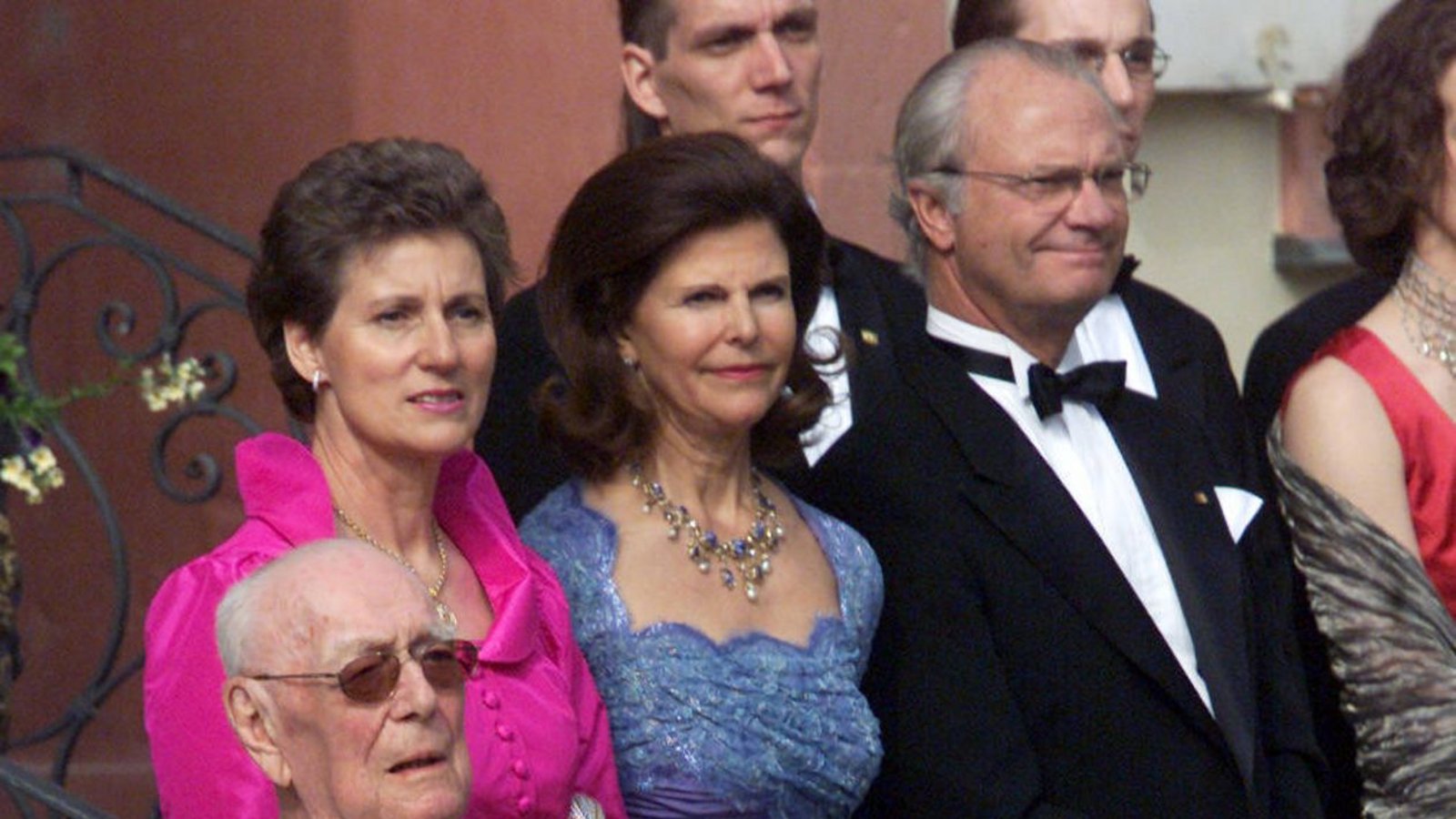 2004: Graf Lennart (vorne) und Gräfin Sonja empfangen das schwedische Königspaar auf der Blumeninsel.Foto: IMAGO/TT/IMAGO/Calle Törnström / TT 2004: Graf Lennart (vorne) und Gräfin Sonja empfangen das schwedische Königspaar auf der Blumeninsel.Foto: IMAGO/TT/IMAGO/Calle Törnström / TT