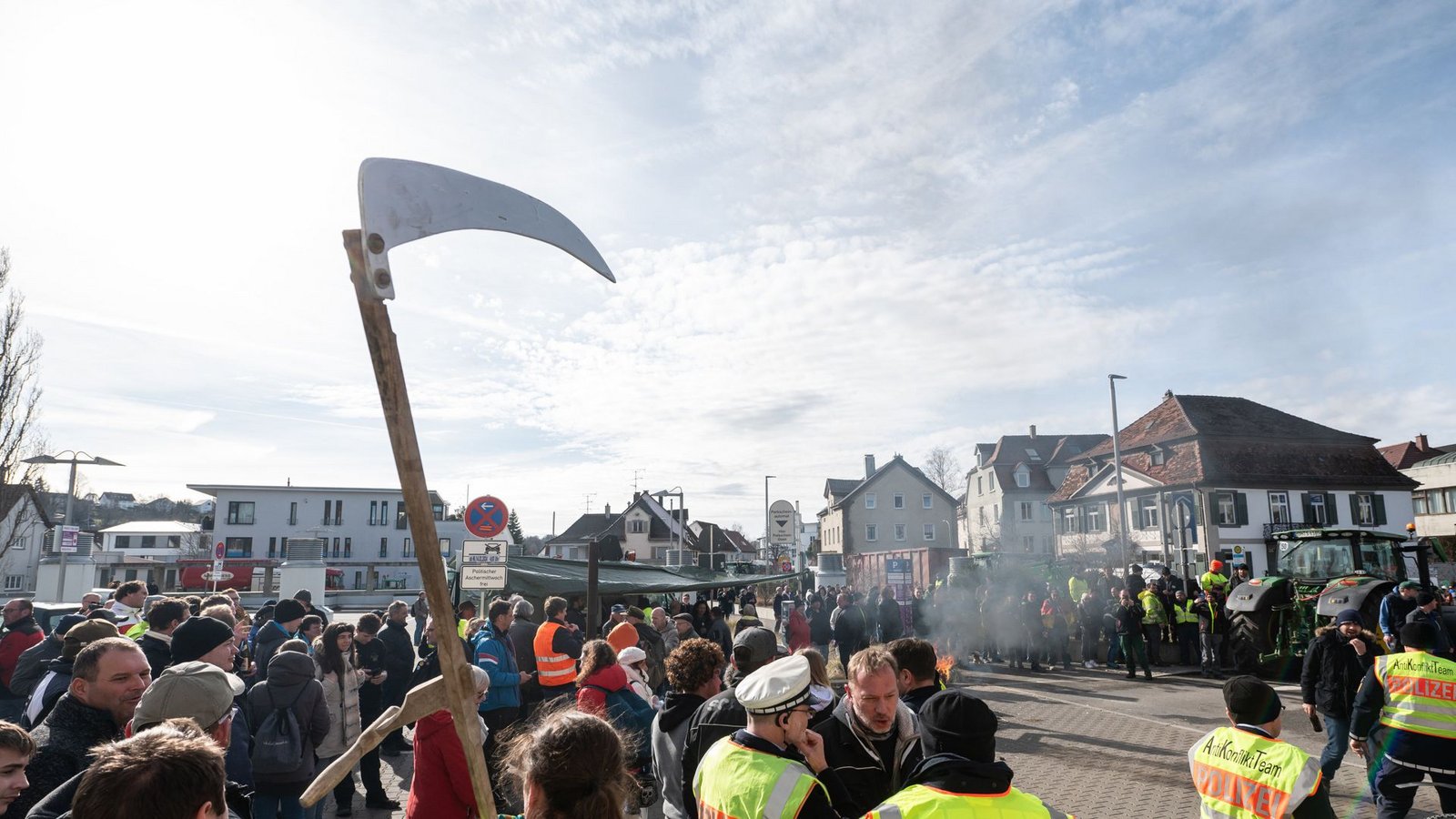 Beim politischen Aschermittwoch in Biberach kam es zu Tumulten. Drei Polizisten wurden leicht verletzt.Foto: dpa/Silas Stein