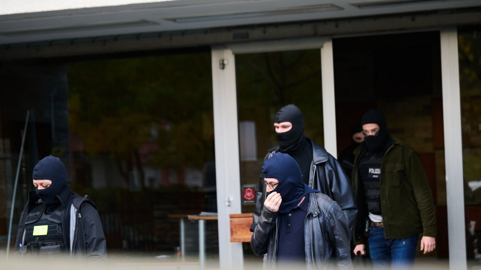 Polizisten des Bundeskriminalamtes verlassen nach der Razzia ein dem Islamischen Zentrum Hamburg zugeordnetes Gebäude in Berlin-Neukölln.Foto: dpa/Annette Riedl Polizisten des Bundeskriminalamtes verlassen nach der Razzia ein dem Islamischen Zentrum Hamburg zugeordnetes Gebäude in Berlin-Neukölln.Foto: dpa/Annette Riedl