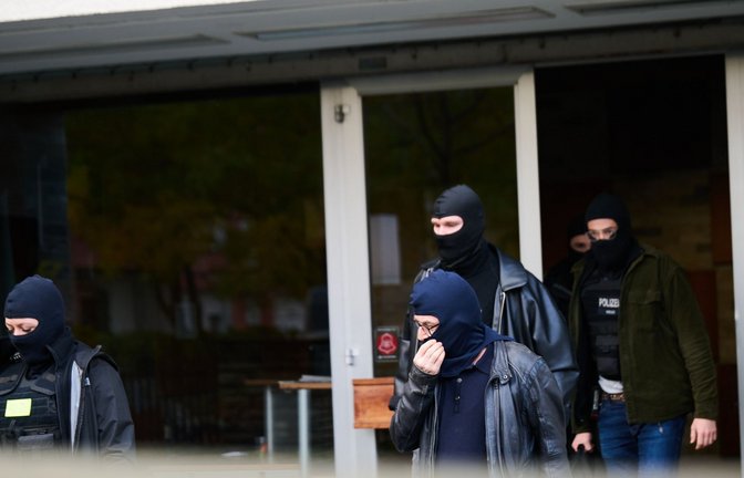 Polizisten des Bundeskriminalamtes verlassen nach der Razzia ein dem Islamischen Zentrum Hamburg zugeordnetes Gebäude in Berlin-Neukölln.<span class='image-autor'>Foto: dpa/Annette Riedl</span>