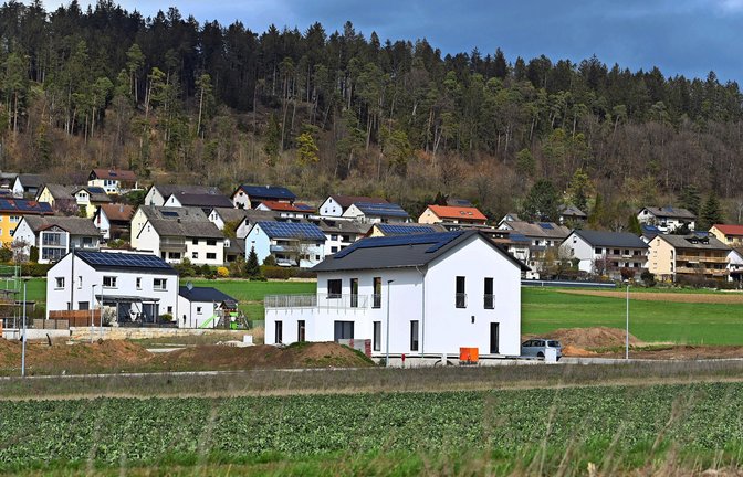 Neubaugebiete mit großzügigen Einfamilienhäusern tragen viel zum Flächenverbrauch bei.<span class='image-autor'>Foto: IMAGO/Sven Simon</span>