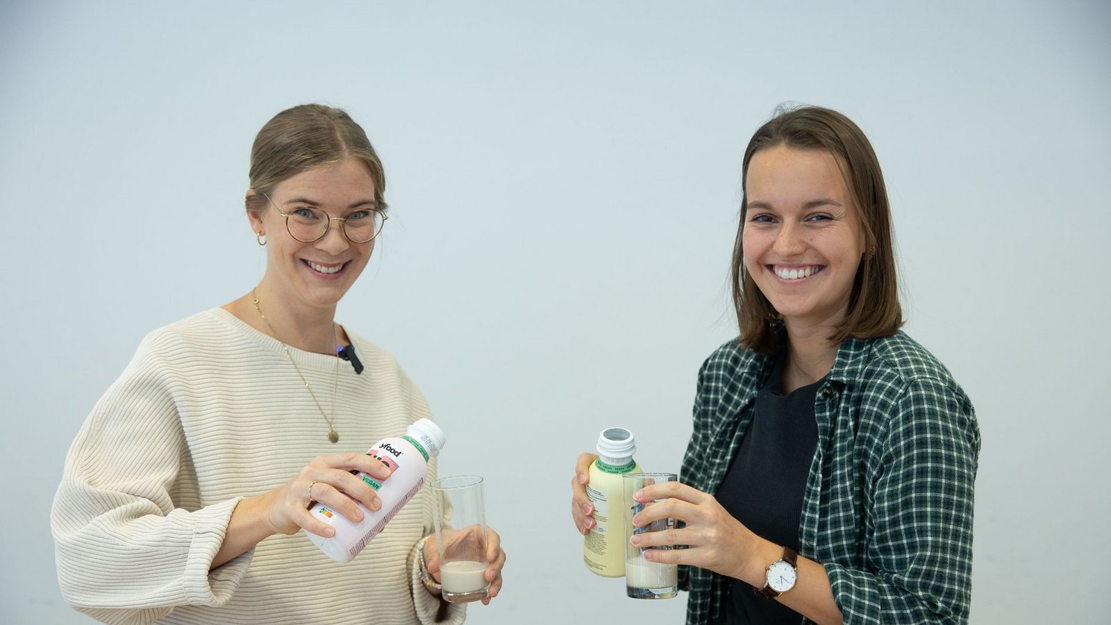 Ernährungswissenschaftlerin Franziska Delgas (links) und Autorin Anna-Sophie Kächele (rechts) testen drei Trinkmahlzeiten.Foto: Lichtgut/Leif Piechowski Ernährungswissenschaftlerin Franziska Delgas (links) und Autorin Anna-Sophie Kächele (rechts) testen drei Trinkmahlzeiten.Foto: Lichtgut/Leif Piechowski