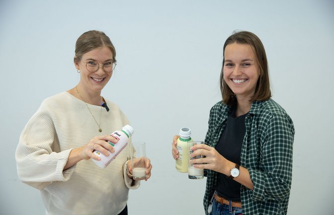 Ernährungswissenschaftlerin Franziska Delgas (links) und Autorin Anna-Sophie Kächele (rechts) testen drei Trinkmahlzeiten.<span class='image-autor'>Foto: Lichtgut/Leif Piechowski</span>