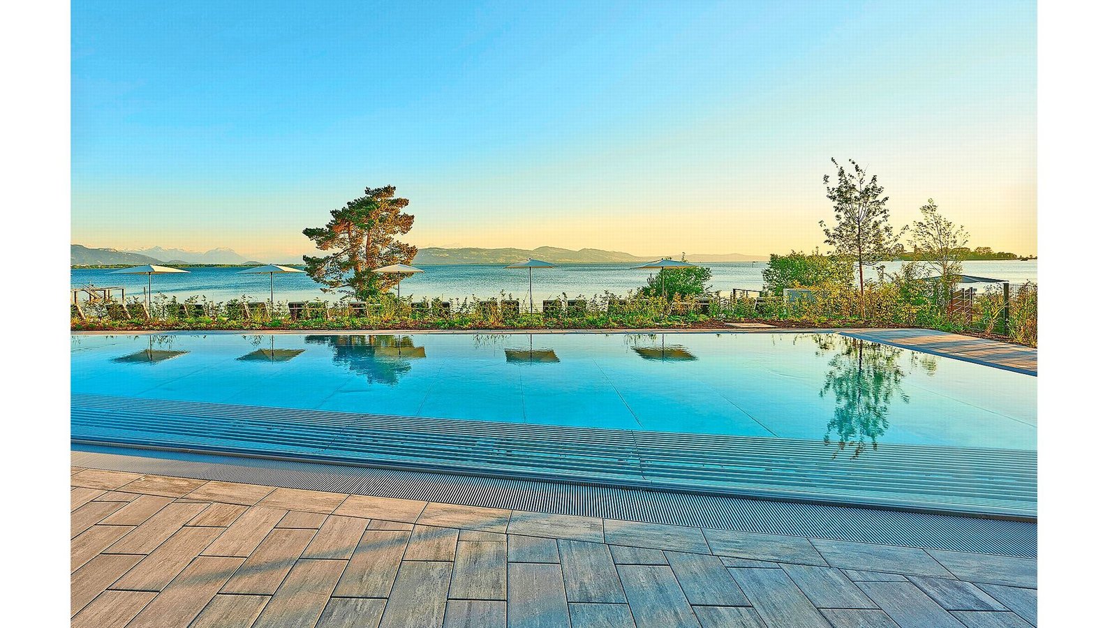Schwimmbad mit Seeblick: Therme Lindau von 4a Architekten. Eichwaldstraße 16-20, 88131 Lindau am Bodensee. Geöffnet hat die Therme täglich ab 9 Uhr, ebenso das Sport- und Familienbad, mittwochs und freitags ist dort schon ab 6.30 Uhr das Schwimmen möglich.Foto: 4a Architekten/David Matthiessen