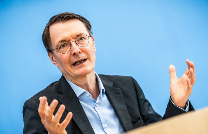Bundesgesundheitsminister Karl Lauterbach will den Erfolg von Kliniken für Patienten transparenter machen.<span class='image-autor'>Foto: dpa/Michael Kappeler</span>